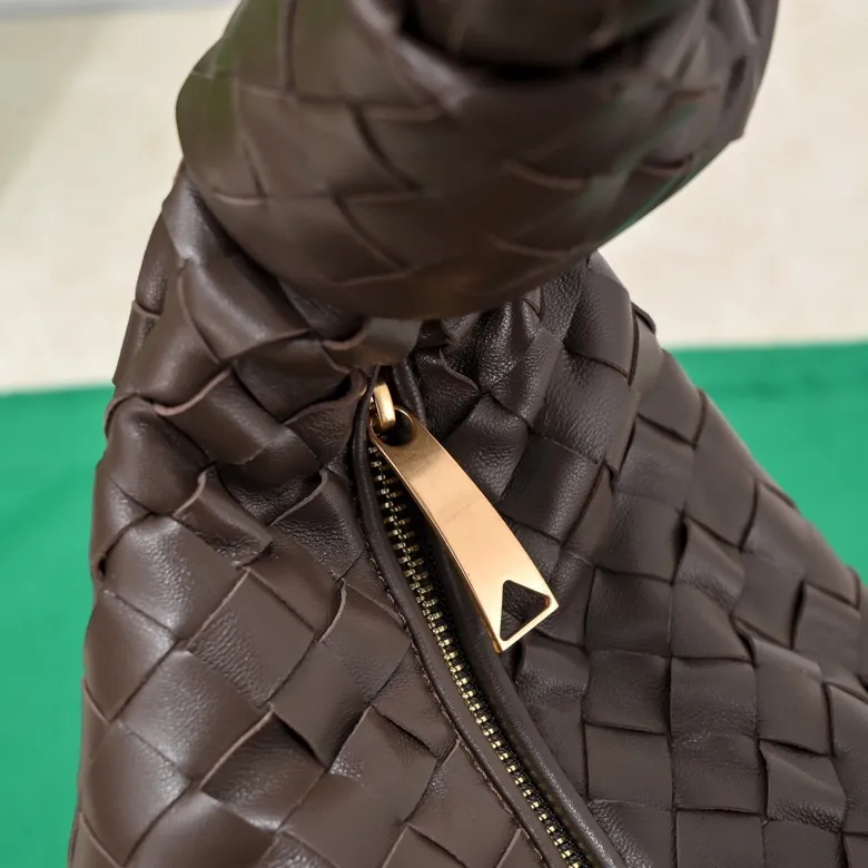 Batch 1860 large Jodie handbag, new arrival in early spring#, cool style, retro style, full of vitality, free and easy, distinctive personality brings multi-layered charm to daily wardrobe~ 🔝The soft and flowing fabric conveys a soft touch# A relaxed and comfortable feeling is newly interpreted in the silhouette· Croissant woven sheepskin Size: width 40 height 48 thickness 16 [6698#]